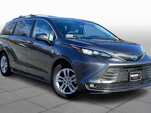 Used 2025 Toyota Sienna XLE image 3