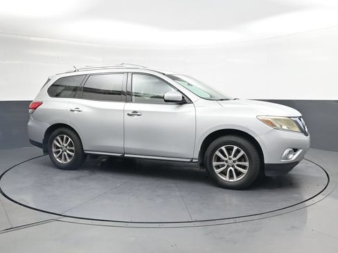 Used 2013 Nissan Pathfinder SV w/ Trailer Tow Pkg AWD/4WD image 4