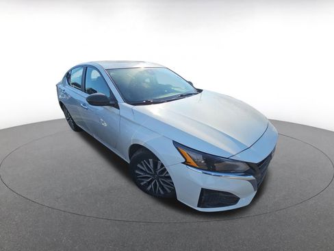 Used 2025 Nissan Altima 2.5 SV image 2