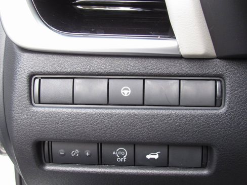 Used 2023 Nissan Rogue SL image 34