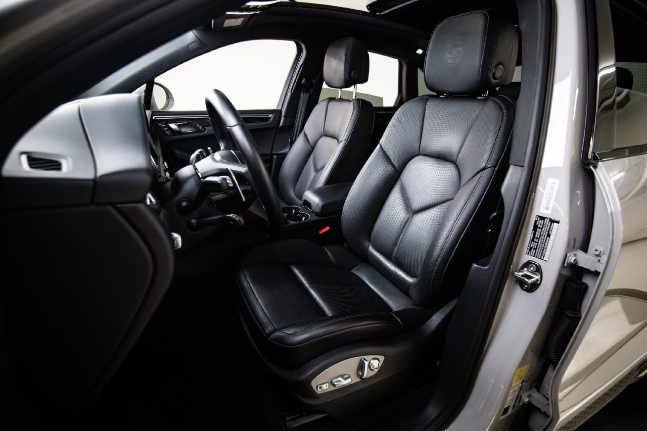 Certified 2025 Porsche Macan AWD/4WD image 5