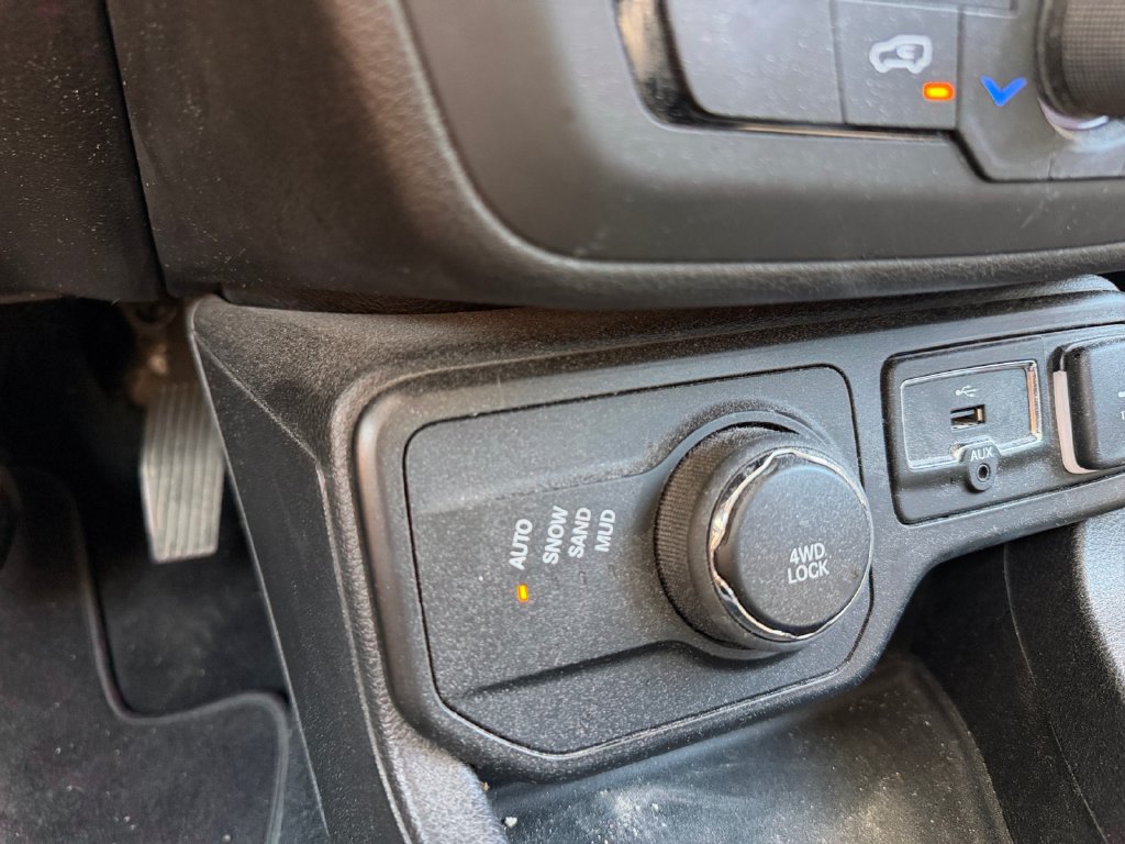 Used 2018 Jeep Renegade Latitude w/ Popular Equipment Group AWD/4WD image 10