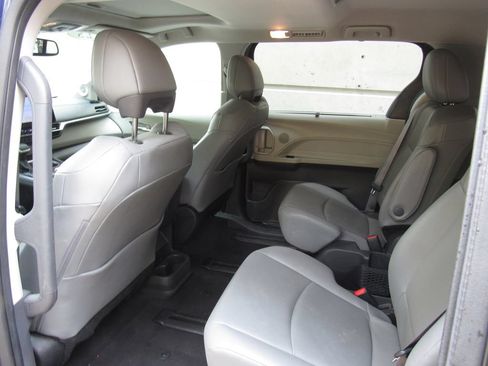 Used 2023 Toyota Sienna XLE w/ XLE Plus Package AWD/4WD image 15