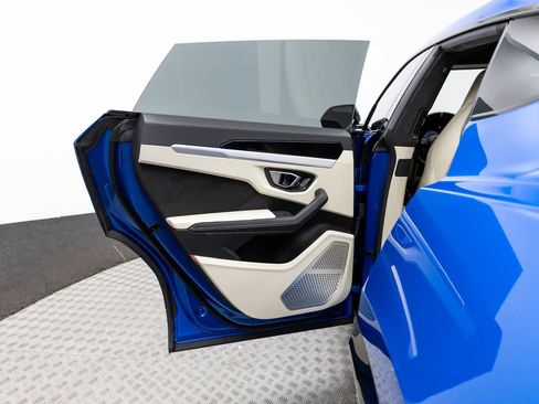 Used 2019 Lamborghini Urus image 42