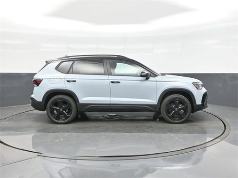 New 2026 Volkswagen Taos SE image 8