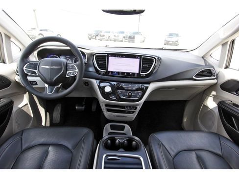 Used 2022 Chrysler Pacifica Touring-L image 9