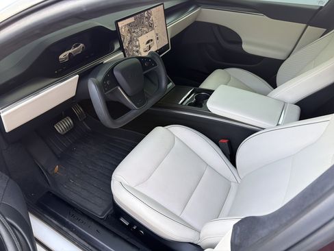 Used 2022 Tesla Model S Plaid image 2