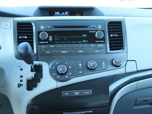 Used 2011 Toyota Sienna LE FWD image 11