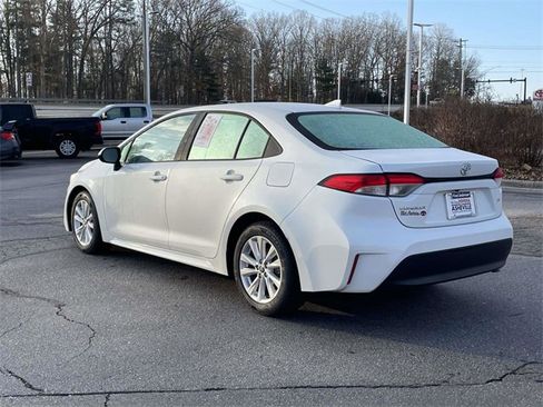 Used 2023 Toyota Corolla LE w/ LE Convenience Package image 3