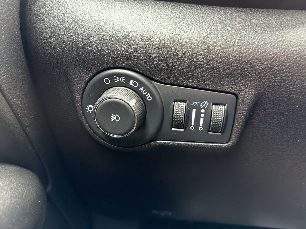 Used 2025 Jeep Compass Trailhawk AWD/4WD image 25