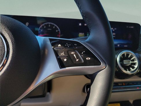 Certified 2025 Mercedes-Benz GLB 250 image 31