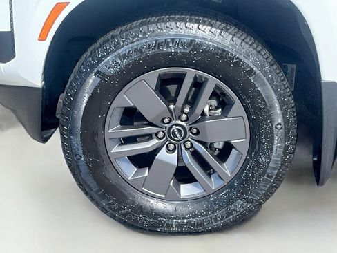 Used 2025 Nissan Frontier SV AWD/4WD image 29
