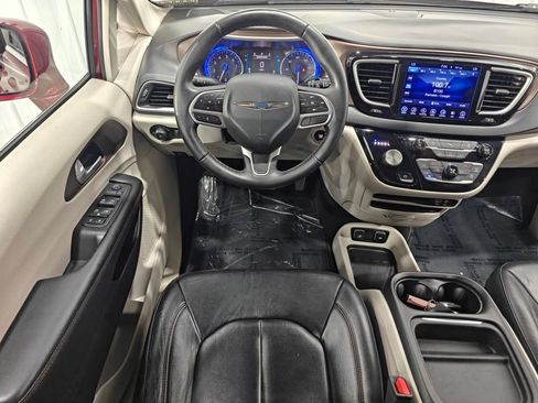 Used 2017 Chrysler Pacifica Touring-L FWD image 4