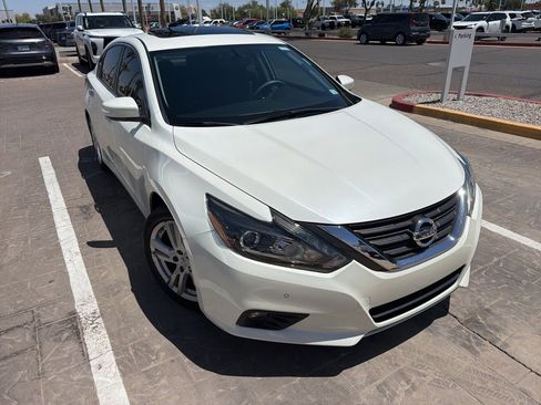 Used 2016 Nissan Altima 3.5 SL w/ 3.5 Technology Package FWD image 3