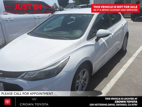 Used 2017 Chevrolet Cruze LT FWD image 1