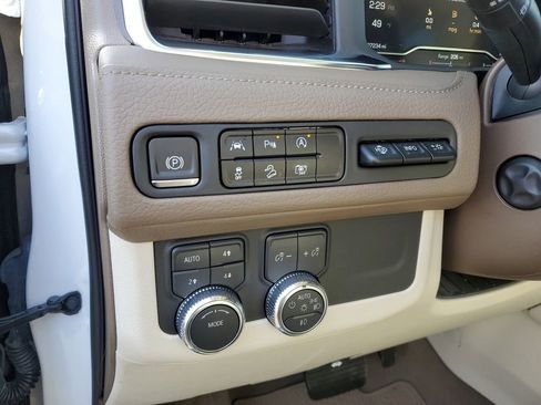 Certified 2023 GMC Yukon XL Denali image 11