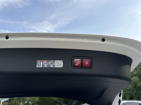 New 2025 Mercedes-Benz GLC 350e 4MATIC image 16