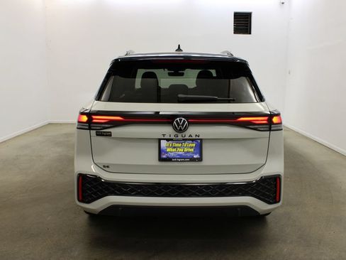 New 2026 Volkswagen Tiguan SE R-Line FWD image 4