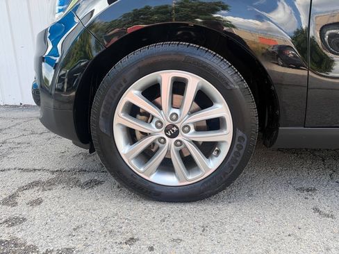 Used 2017 Kia Soul + FWD image 34