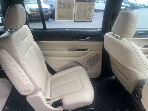Used 2025 Jeep Grand Cherokee L Limited w/ Luxury Tech Group II AWD/4WD image 30