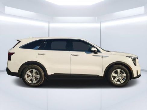 Used 2024 Kia Sorento LX FWD image 2