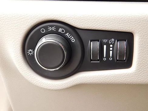 Used 2023 Chrysler Voyager LX FWD image 22
