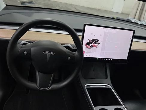 Used 2022 Tesla Model Y Long Range AWD/4WD image 3