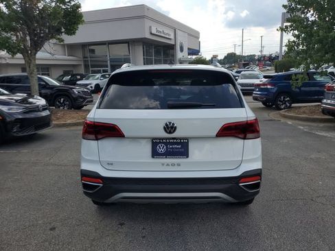 Used 2023 Volkswagen Taos SE w/ Panoramic Sunroof Package FWD image 5