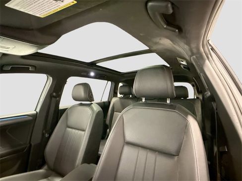 Used 2023 Volkswagen Tiguan SE R-Line image 15