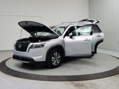 Used 2025 Nissan Pathfinder SL FWD image 12