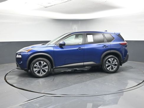 Used 2022 Nissan Rogue SV image 2