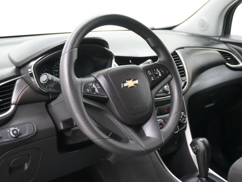 Used 2022 Chevrolet Trax LS w/ Tint and Cruise Package image 9