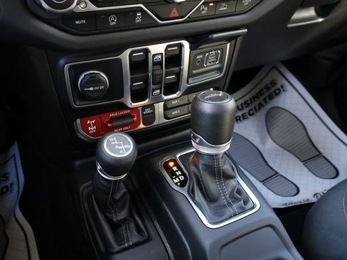 Used 2024 Jeep Gladiator Mojave w/ Technology Group image 38