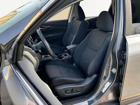 Used 2018 Nissan Rogue SV image 25