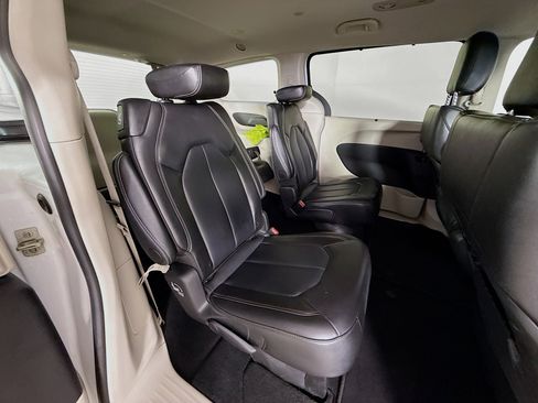 Used 2024 Chrysler Pacifica Touring-L image 34