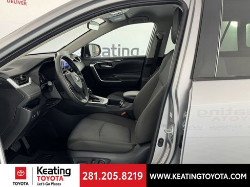 Used 2025 Toyota RAV4 XLE image 16