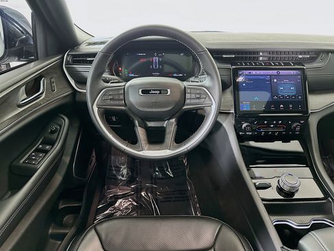 Used 2024 Jeep Grand Cherokee Limited w/ Luxury Tech Group II image 23