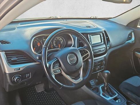 Used 2018 Jeep Cherokee Latitude w/ Cold Weather Group image 10