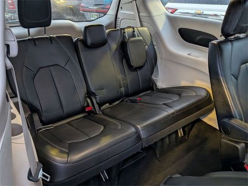 Used 2024 Chrysler Pacifica Touring-L image 30