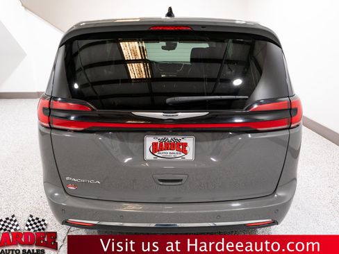 Used 2023 Chrysler Pacifica Touring-L FWD image 4