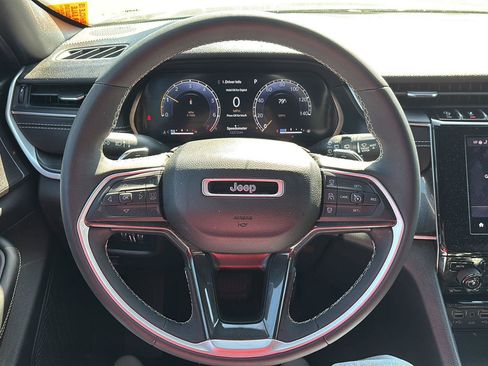 Used 2023 Jeep Grand Cherokee Altitude AWD/4WD image 11