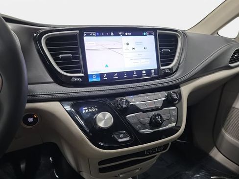 Used 2024 Chrysler Pacifica Limited FWD image 20