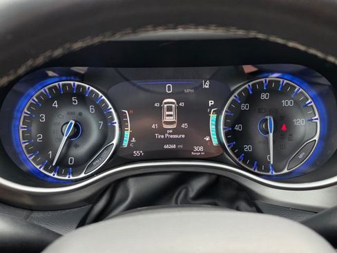 Used 2024 Chrysler Pacifica Touring-L FWD image 27