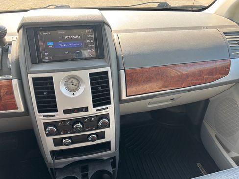 Used 2009 Chrysler Town & Country Touring FWD image 16