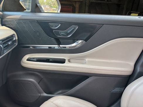 Used 2020 Lincoln Corsair FWD w/ Premium Package image 12
