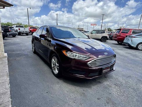 Used 2018 Ford Fusion SE w/ Fusion SE Technology Package FWD image 4