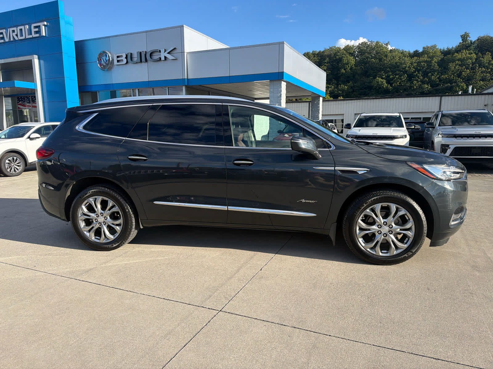 Used 2020 Buick Enclave Avenir w/ Avenir Technology Package AWD/4WD image 2