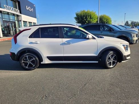 Used 2024 Kia Niro EX FWD image 3