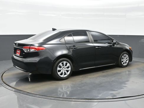 Used 2021 Toyota Corolla LE image 6