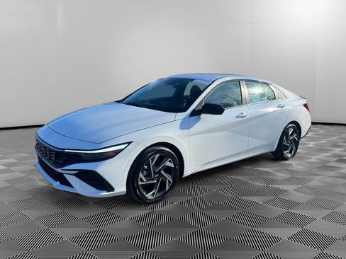 Certified 2025 Hyundai Elantra SEL image 3